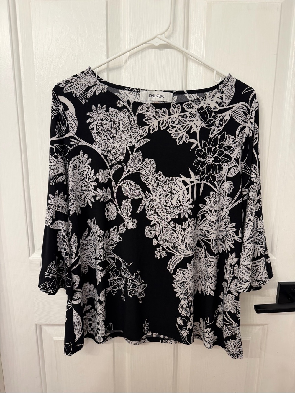 Jones Studio Black & White Floral Scoop Neck Blouse